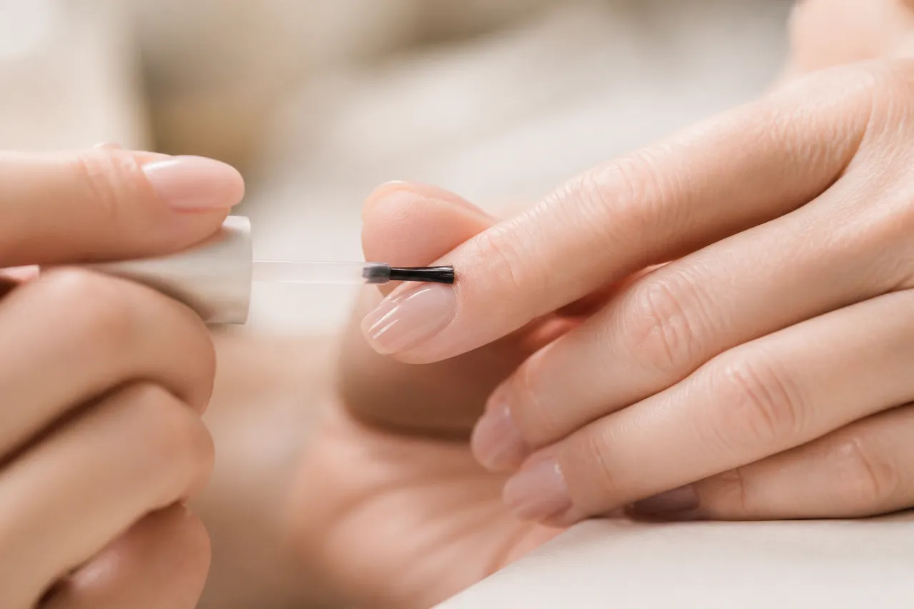 Application d'une couche fine de vernis semi-permanent