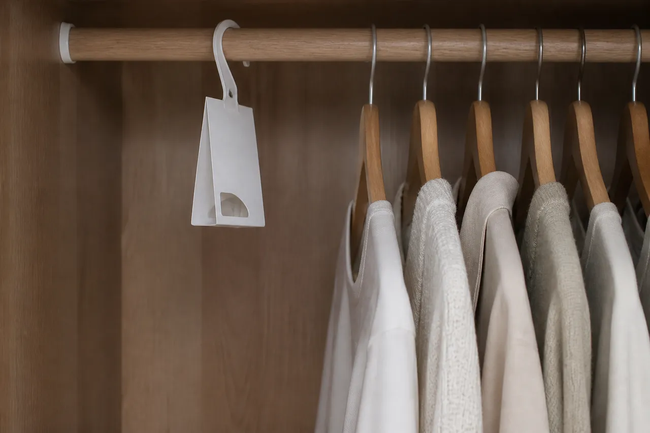 Piège à phéromones dans un placard contre les mites de vêtements